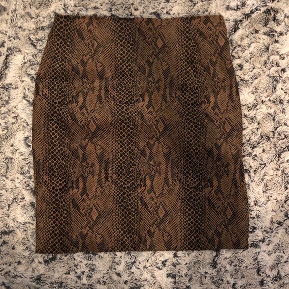 5/$25🖤 snakeskin skirt - Picture 1 of 3